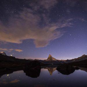 Dressée vers les étoiles