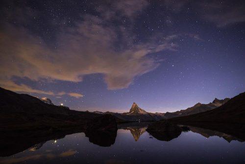 Dressée vers les étoiles