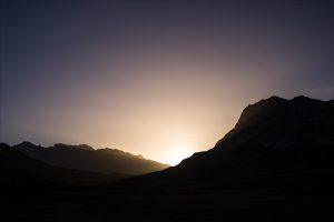 La lumière derrière la montagne
